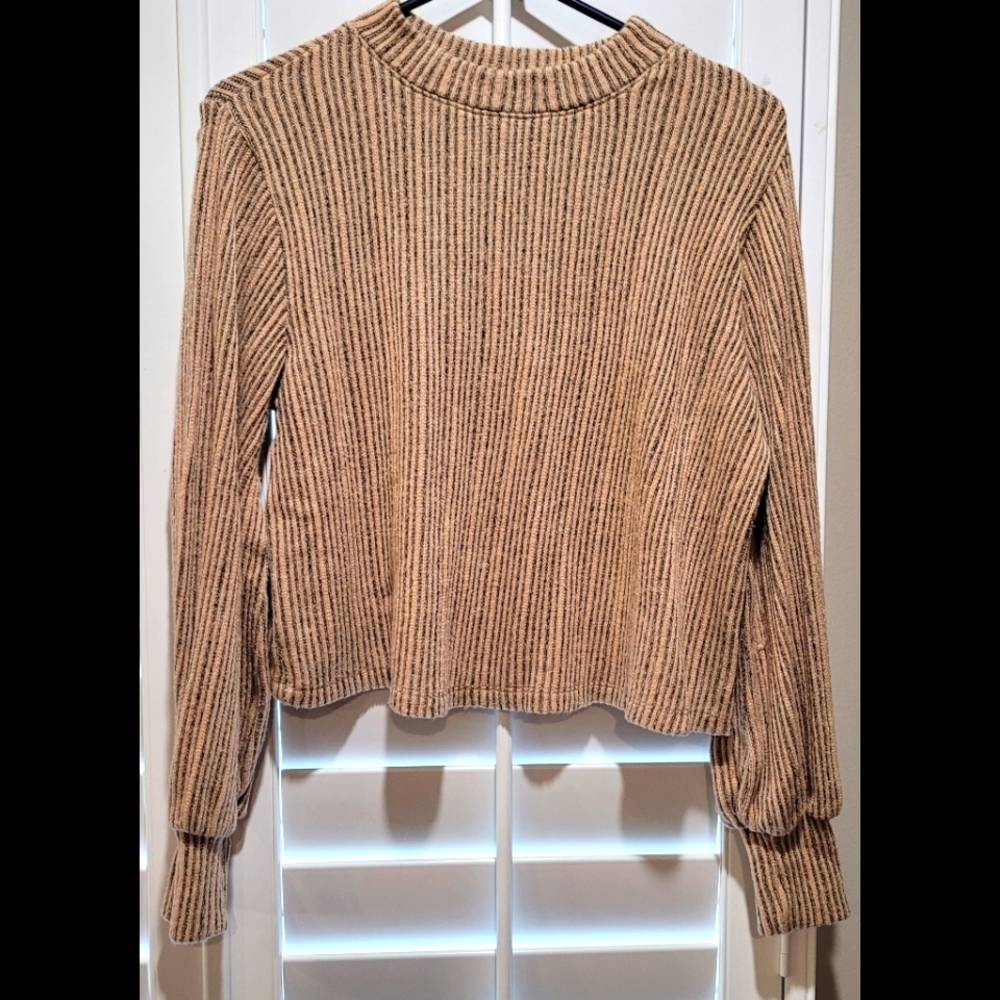 Pretty Ladies Size Large Stretchy Cropped Sweater Shirt